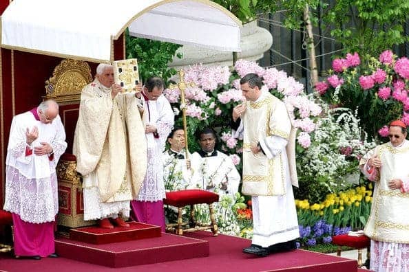 Pope+Benedict+XVI+Celebrates+Easter+Holy+Mass+QcSnEUIgbtQl