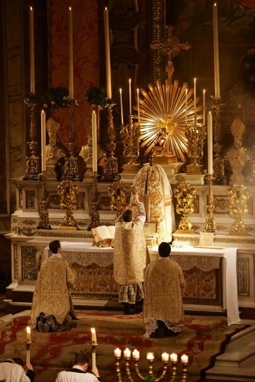 Ad orientem Mass at the London Oratory, courtesy of New Liturgical Movement.